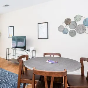 Viagem Studio In Top Location With Parking Apartment Charlotte